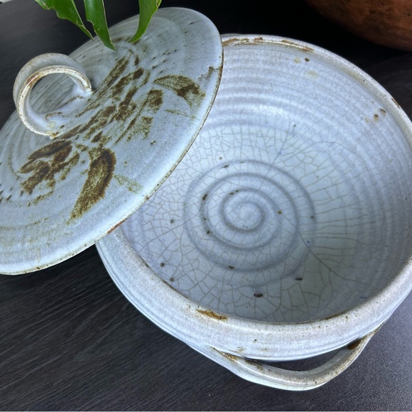 Signed Studio Pottery Lidded Casserole 10.5 Inch Stoneware Serving Dish Pristine - Picture 11 of 12
